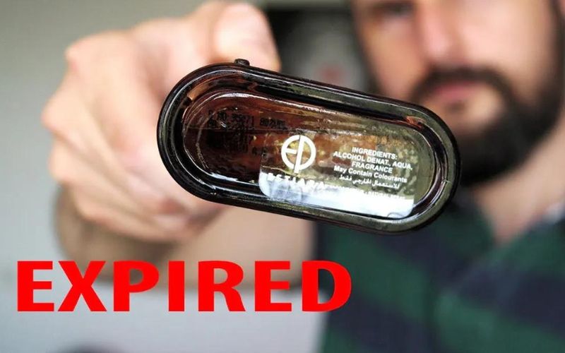 Nước hoa hết hạn sử dụng có sao không?